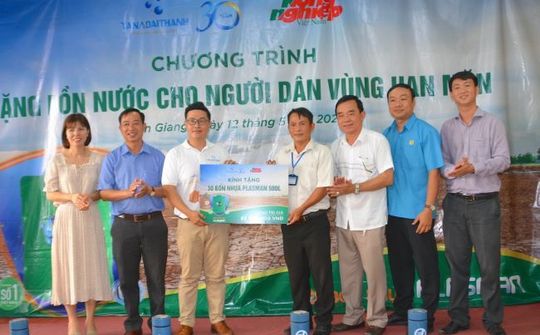 Giữa mùa hạn, hàng trăm người dân miền Tây nhận bồn nước miễn phí