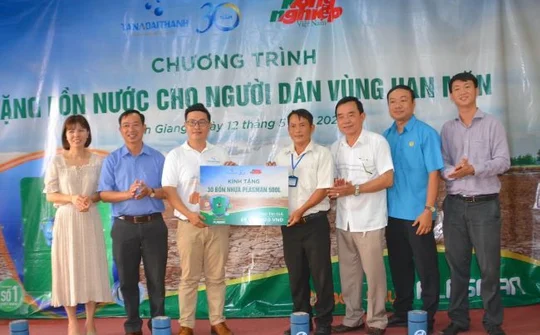 Giữa mùa hạn, hàng trăm người dân miền Tây nhận bồn nước miễn phí