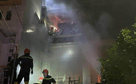 TP HCM: Kịp thời dập tắt đám cháy nhà dân 1 trệt, 2 lầu cứu 2 người