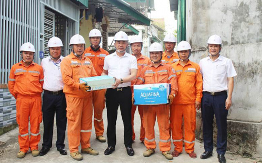 Điện lực Hà Tĩnh thăm hỏi tặng quà cho người lao động