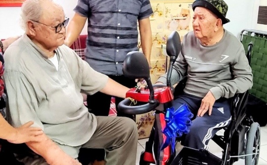 Lạc Long tặng xe điện tri ân hai nghệ sĩ lão thành