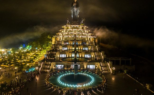 Lên đỉnh núi Bà Tây Ninh, chiêm bái xá lợi đức Phật Thích Ca Mâu Ni