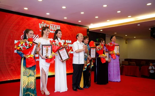 Doanh nhân – Hoa khôi Tài sắc Lê Thu Hà đồng hành cùng báo chí