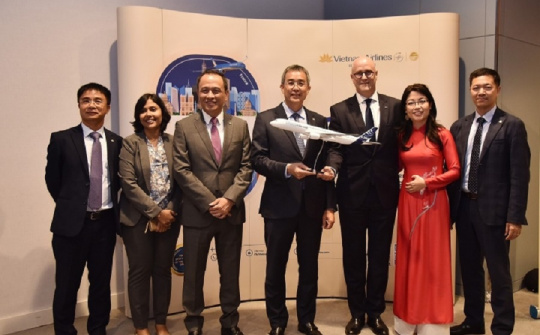 Vietnam Airlines kỷ niệm 20 năm đường bay thẳng Việt Nam - Cộng hòa Pháp