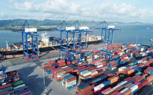Lượng tàu qua cảng biển giảm 8% so với cùng kỳ