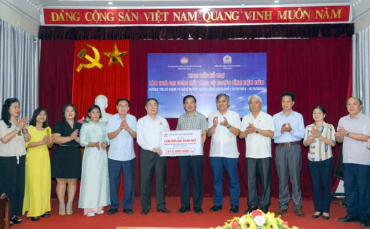 Hiệp hội Bệnh viện tư nhân Việt Nam trao tiền hỗ trợ xây nhà Đại đoàn kết cho hộ nghèo Điện Biên