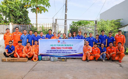 Đoàn Thanh niên EVNGENCO2 nâng cấp hệ thống điện cho các hộ gia đình khó khăn