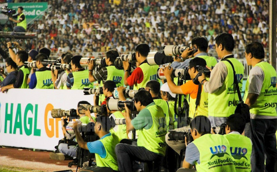 Xây dựng và phát triển đội ngũ người làm báo nhạy bén về chính trị, nhạy cảm về kinh tế, hiểu biết về khoa học và công nghệ