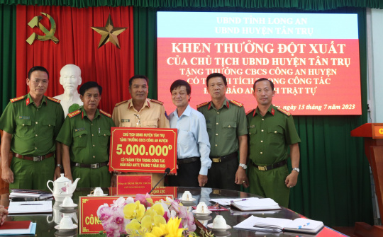 Long An: Huyện Tân Trụ khen thưởng đột xuất cho lực lượng Công an