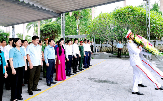 Lãnh đạo tỉnh Vĩnh Phúc dâng hương tưởng niệm các anh hùng, liệt sĩ tại Nghĩa trang liệt sĩ quốc gia Vị Xuyên
