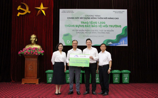 Công ty Núi Pháo tặng 1.500 thùng đựng rác cho người dân