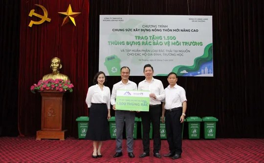 Công ty Núi Pháo tặng 1.500 thùng đựng rác cho người dân