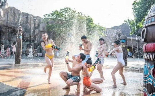 Du khách tranh thủ tận hưởng VinWonders Nha Trang trước giờ diễn ra đại nhạc hội 8Wonder