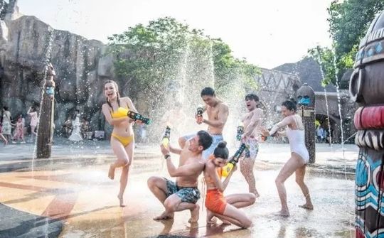 Du khách tranh thủ tận hưởng VinWonders Nha Trang trước giờ diễn ra đại nhạc hội 8Wonder