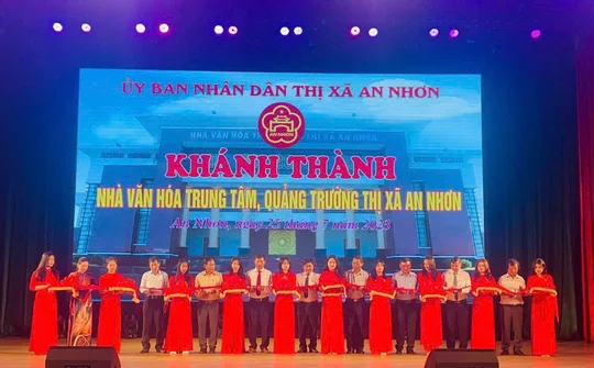 Công bố biểu trưng thị xã An Nhơn và khánh thành Nhà văn hóa, Quảng trường trung tâm