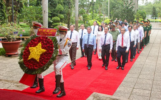 Trà Vinh: Dâng hương tưởng niệm Bác Hồ và các Anh hùng Liệt sĩ