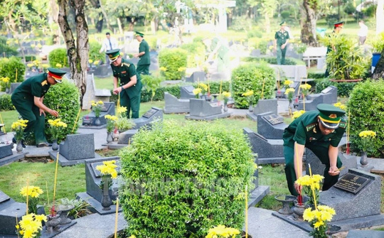 TP.HCM: Dâng hương tưởng niệm các anh hùng liệt sĩ