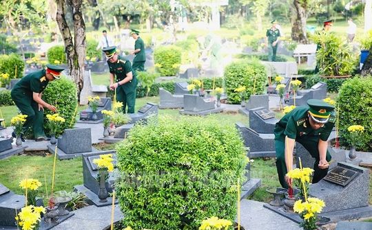 TP.HCM: Dâng hương tưởng niệm các anh hùng liệt sĩ
