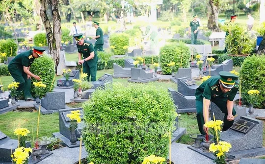 TP.HCM: Dâng hương tưởng niệm các anh hùng liệt sĩ