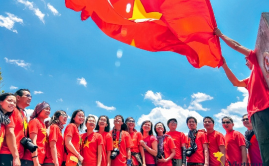 Vận dụng quan điểm của Chủ tịch Hồ Chí Minh về xây dựng con người Việt Nam phát triển toàn diện trong giai đoạn hiện nay