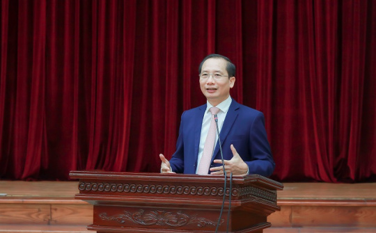 Đảm bảo sự cân đối giữa lý thuyết và thực tiễn trong đào tạo, bồi dưỡng hành chính công