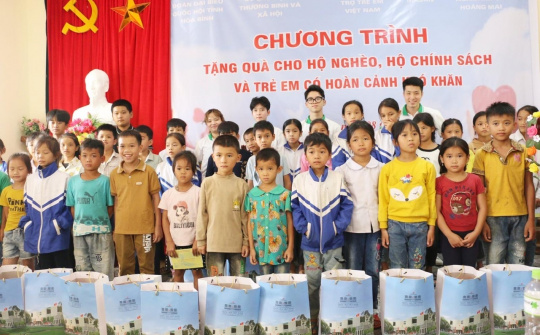 Green School Việt Nam trao quà trẻ em có hoàn cảnh khó khăn
