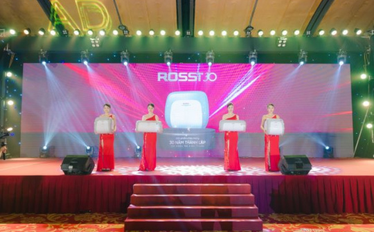 Tân Á Đại Thành ra mắt bình nước nóng Rossi 30