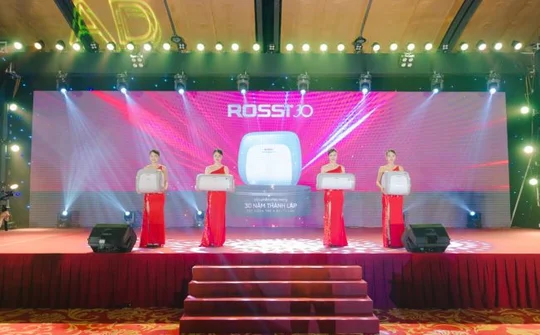 Tân Á Đại Thành ra mắt bình nước nóng Rossi 30
