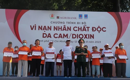 Hơn 5.000 người đi bộ đồng hành vì nạn nhân chất độc da cam/dioxin