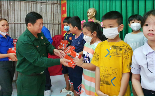 Quận Bình Tân, TP.HCM: Phát thưởng học bổng khuyến học cho học sinh năm học 2023 - 2024