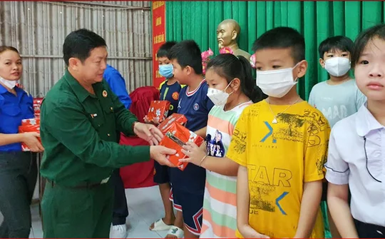 Quận Bình Tân, TP.HCM: Phát thưởng học bổng khuyến học cho học sinh năm học 2023 - 2024