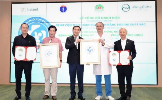 Bệnh viện Hồng Ngọc nhận danh hiệu “Bệnh viện thực hành nuôi con bằng sữa mẹ xuất sắc”