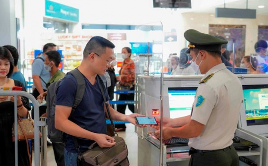 Làm thủ tục lên máy bay chỉ 2 giây với thiết bị xác thực VNeID của C06