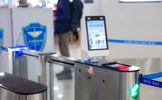 Chính thức sử dụng VNeID đối với khách làm thủ tục đi máy bay