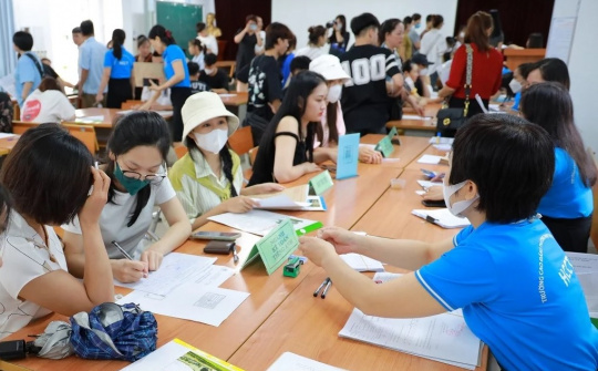 Tân sinh viên Trường Cao đẳng Thương mại và Du lịch Hà Nội hào hứng trong ngày đầu nhập học