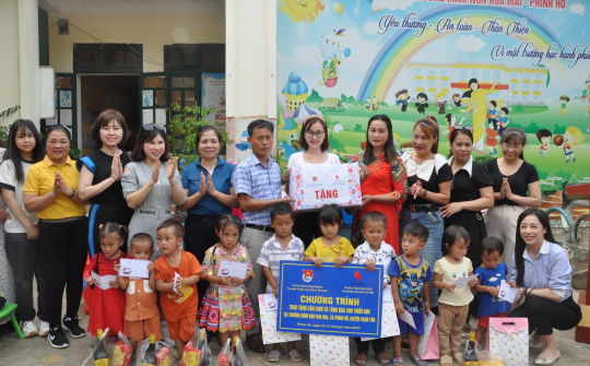 Trung tâm giáo dục Phoenix Group trao quà và sân chơi cho thiếu nhi vùng cao