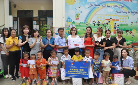 Trung tâm giáo dục Phoenix Group trao quà và sân chơi cho thiếu nhi vùng cao