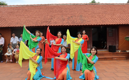 Làng quê “say” tiếng hát chèo