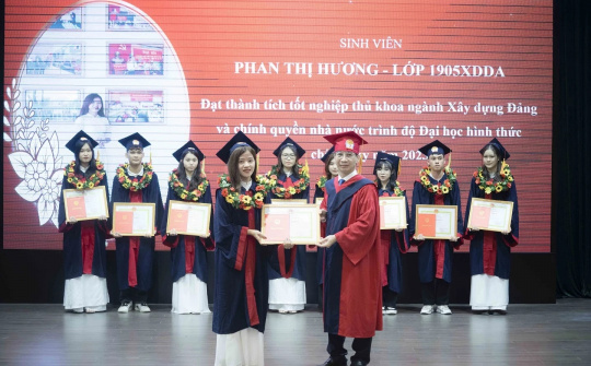 Gần 1000 tân cử nhân Học viện Hành chính Quốc gia nhận bằng tốt nghiệp