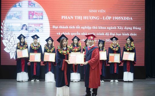 Gần 1000 tân cử nhân Học viện Hành chính Quốc gia nhận bằng tốt nghiệp