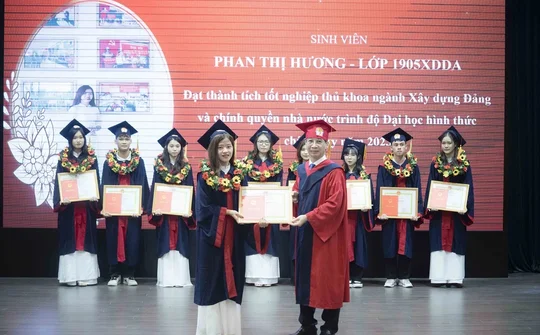 Gần 1000 tân cử nhân Học viện Hành chính Quốc gia nhận bằng tốt nghiệp