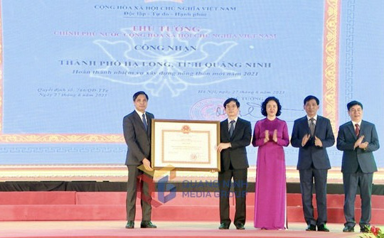 Thành phố Hạ Long đón bằng công nhận hoàn thành nhiệm vụ xây dựng NTM