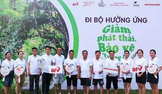 Gần 1.000 người đi bộ hưởng ứng chương trình "Giảm phát thải, bảo vệ tương lai"