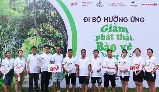 Gần 1.000 người đi bộ hưởng ứng chương trình "Giảm phát thải, bảo vệ tương lai"