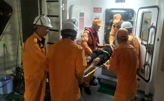 Hỗ trợ Ngư dân gặp nạn trên biển