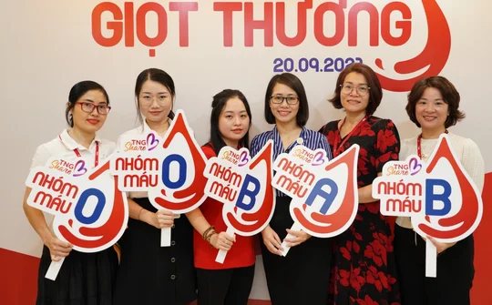 Người TNG Holdings Vietnam mang “giọt thương” gửi vào ngân hàng máu
