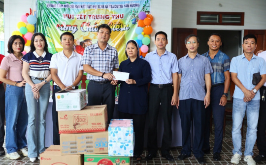 CLB Tennis báo chí Nghệ An tặng quà cho trẻ em khuyết tật và vùng khó khăn