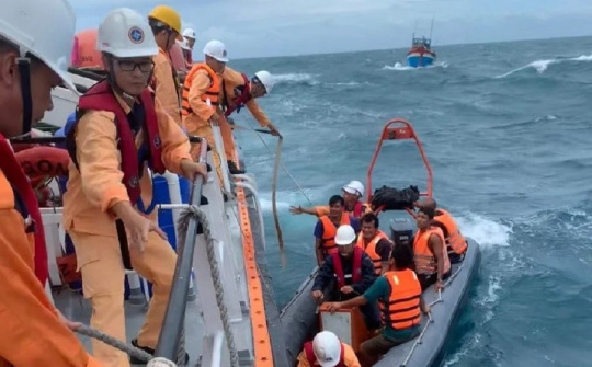 10 ngư dân được giải cứu an toàn khi Tàu cá bất ngờ chìm trong đêm