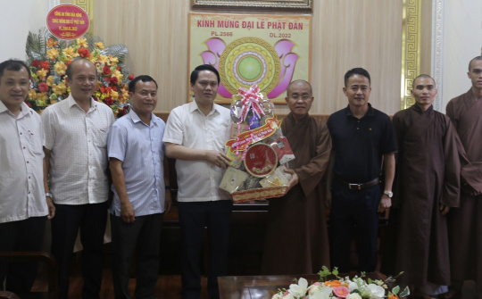 Đắk Nông: Ngành Công an thăm, chúc mừng Đại lễ Phật đản 2022