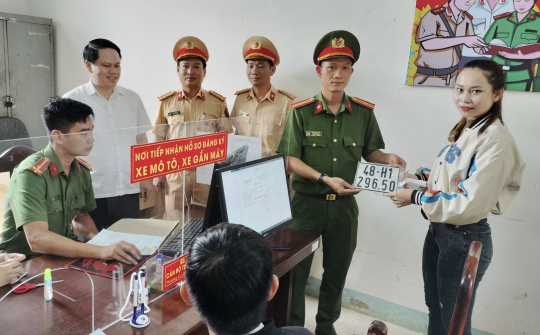 Người dân Đắk Nông phấn khởi trong ngày đầu thực hiện phân cấp đăng ký, cấp biển số xe
